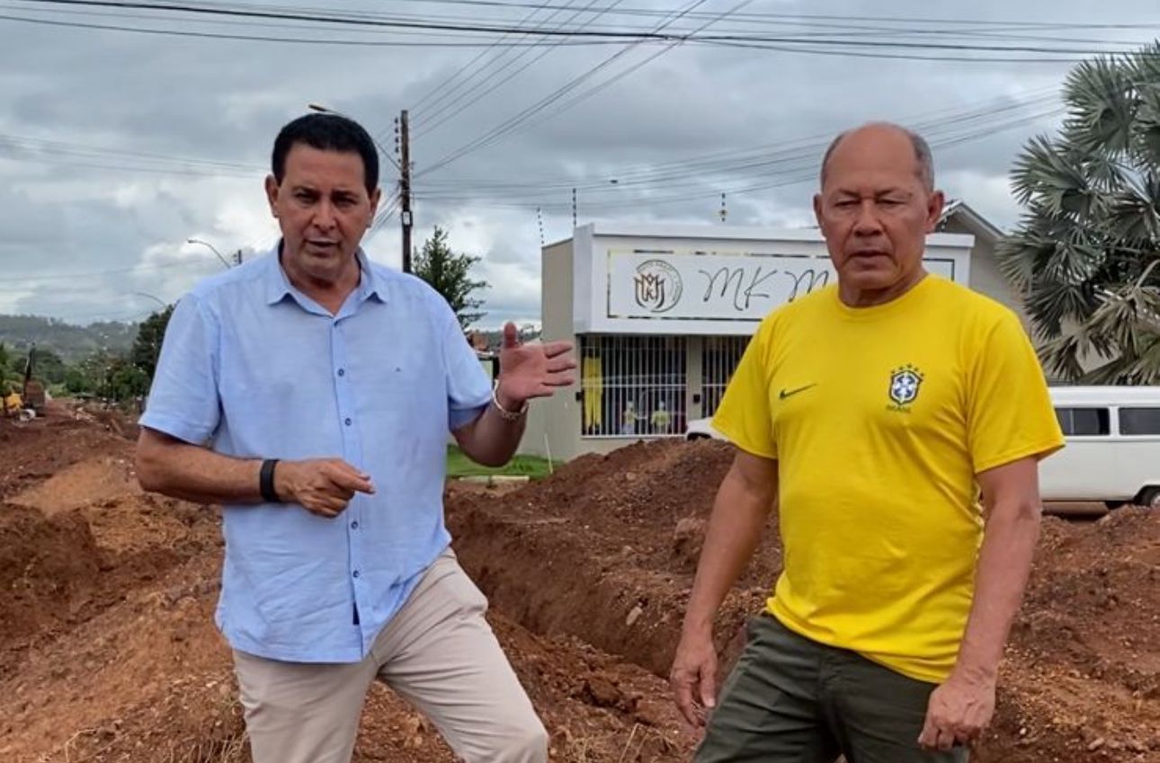 Deputado Coronel Chrisóstomo acompanha investimento de 4 milhões em emenda para obra de drenagem em Rolim de Moura, Rondônia.