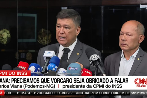 Deputado Coronel Chrisóstomo acompanha coletiva da CPMI do INSS ao lado do presidente da comissão